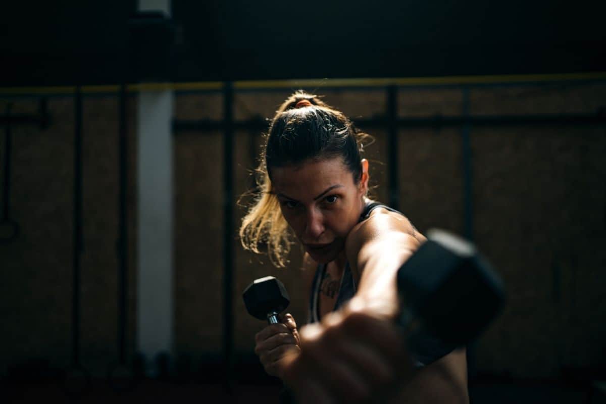 16 Best Dumbbell Oblique Exercises for Strong Core oblique dumbbell workout